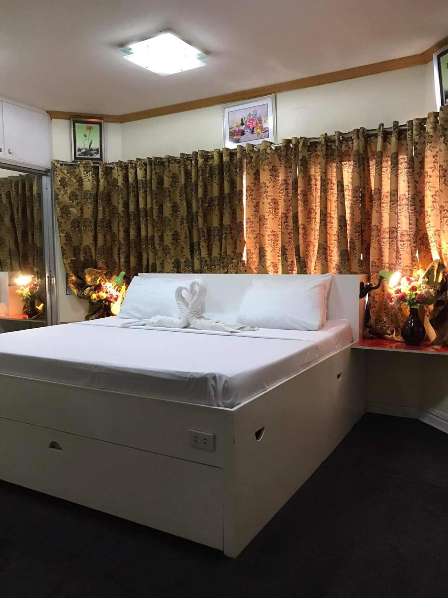 Cool Martin Family Hotel And Resort Bacoor エクステリア 写真