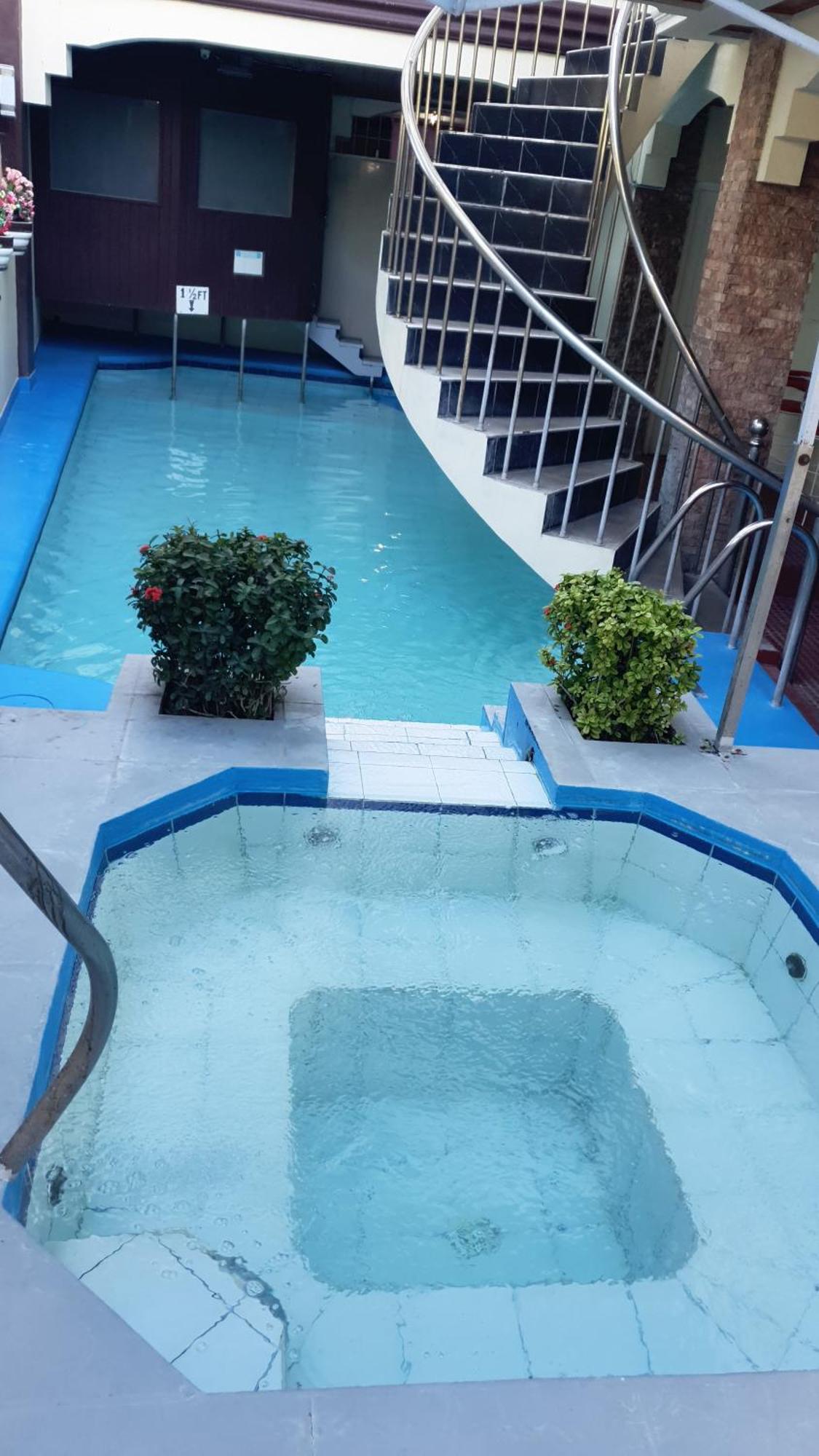 Cool Martin Family Hotel And Resort Bacoor エクステリア 写真